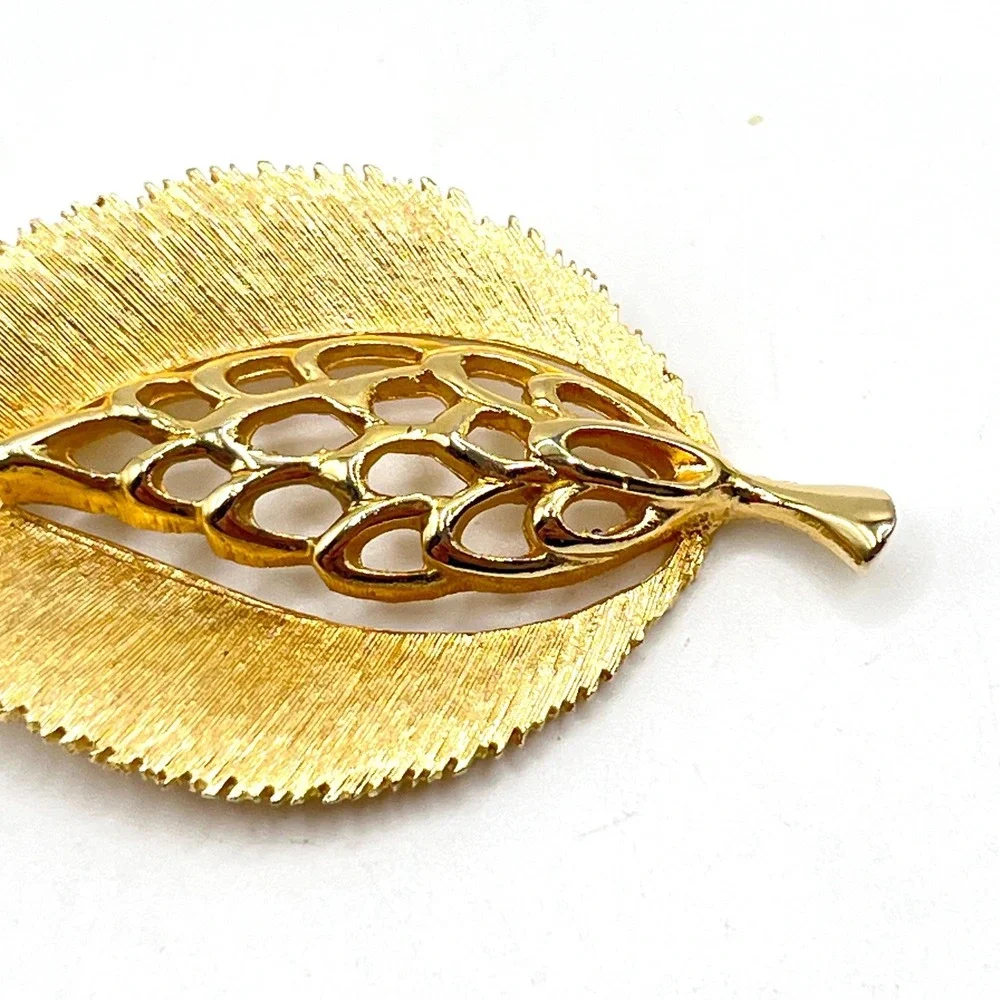 Vintage JJ Jonette Jewelry Gold Tone Textured Leaf Brooch w/ Open Metal Work